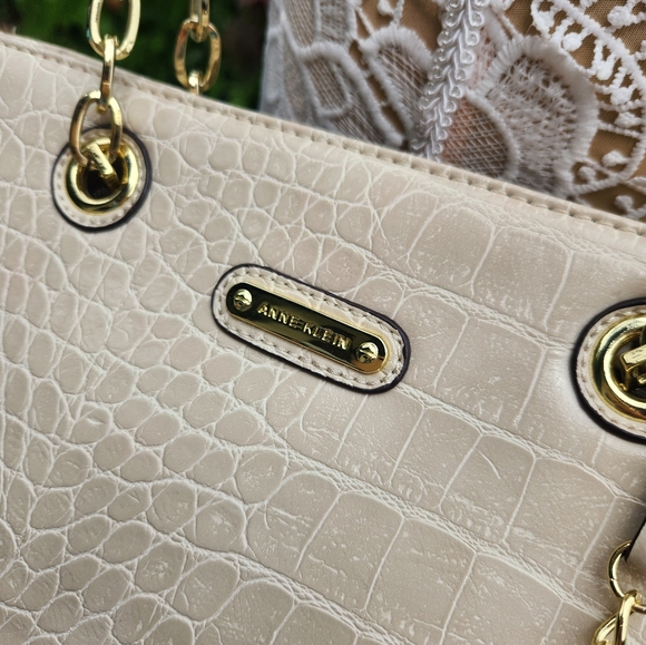 Anne Klein Cream and Gold hardware Faux Alligator Shoulder bag in EUC! - Picture 9 of 15